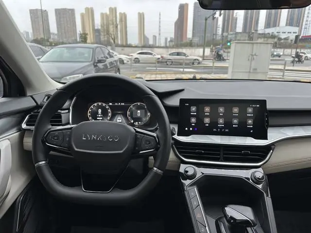 LYNK & CO Lynk & Co. 06 EM-P PHEV Remix Shero