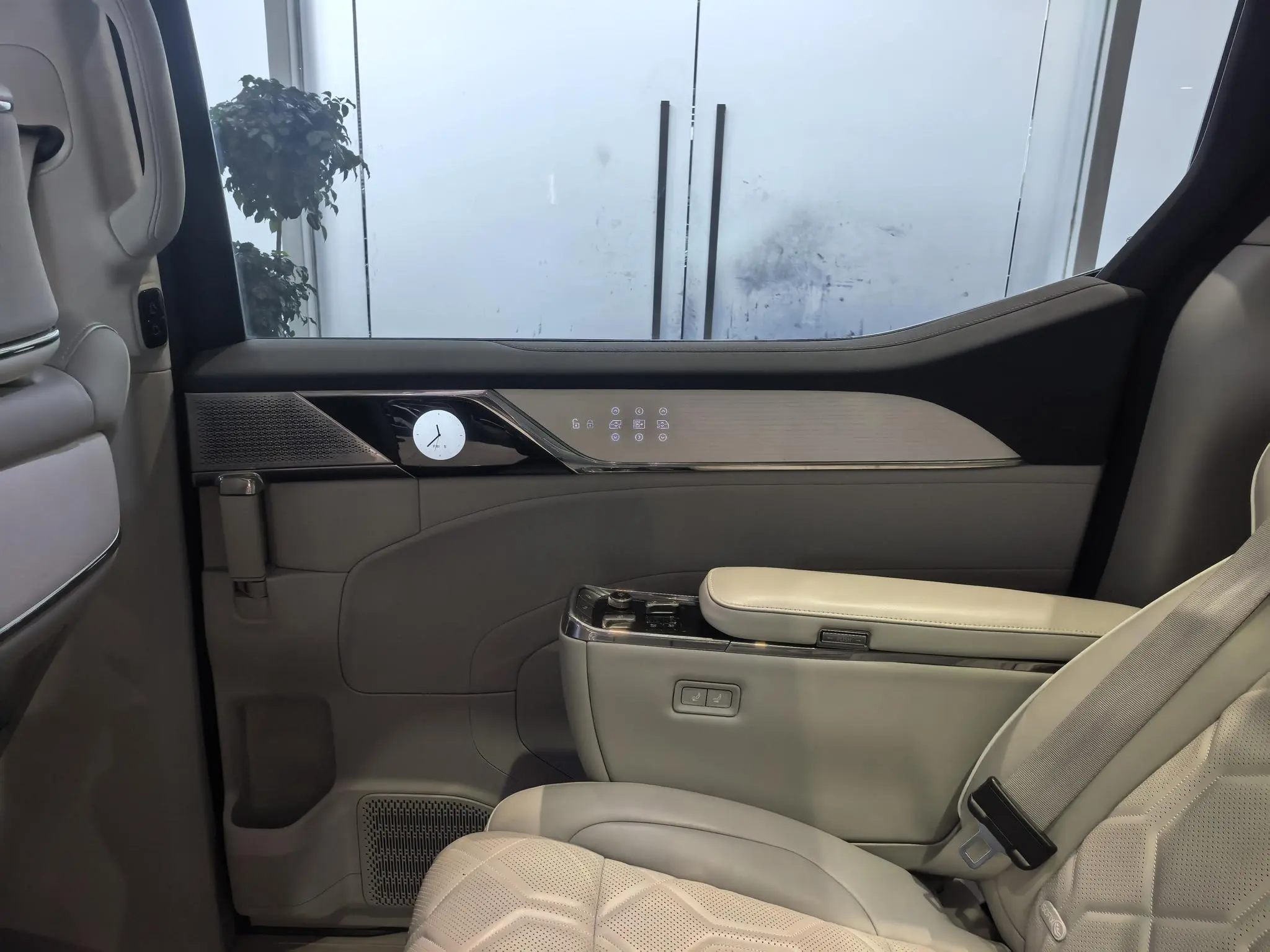 Volvo Volvo EM90 Ultra six seats