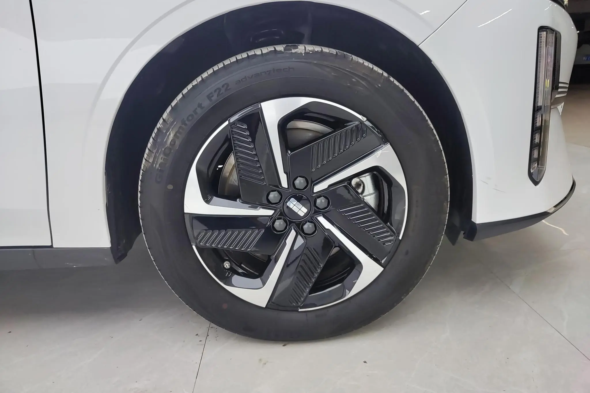 Geely Galaxy Galaxy L6 1.5 EM-i DHT 140KM Discovery+ Version