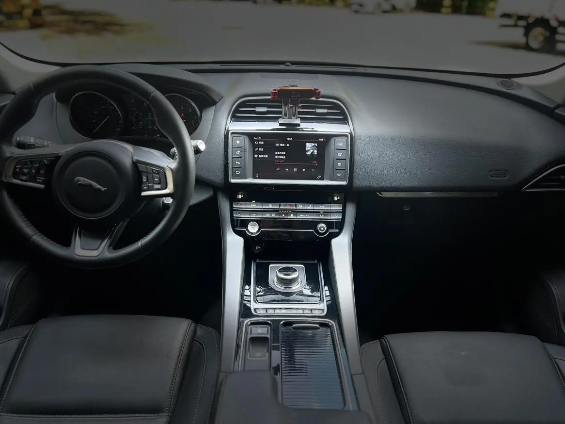 Jaguar Jaguar F-PACE 2.0T four-wheel drive Urban Exclusive Edition