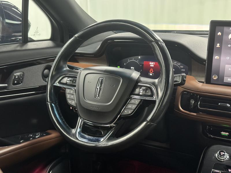 Lincoln Voyager 2021