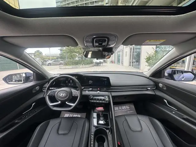 Hyundai Elantra 1.5L CVT LUX Premium Edition