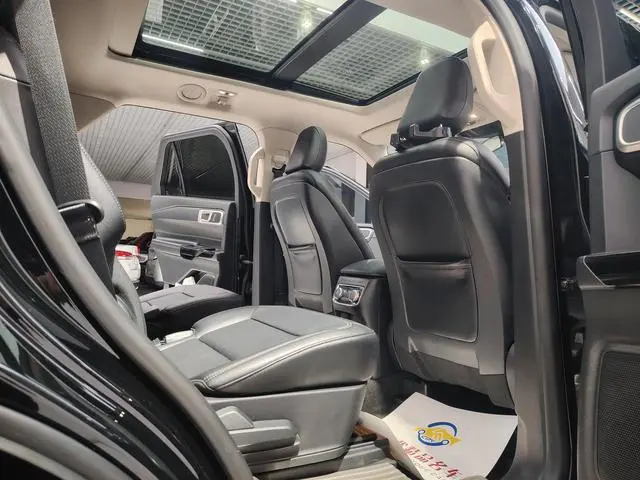 Ford Explorer EcoBoost 285 rear drive fashion version 6 seats