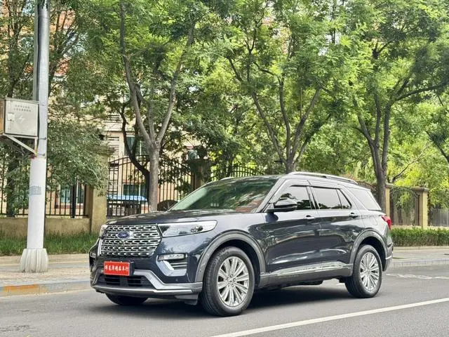 Ford Explorer EcoBoost 285 four-wheel drive titanium version 6 seats