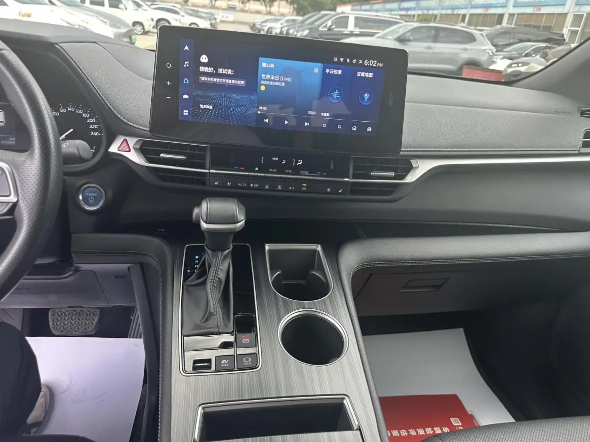TOYOTA Saina Facelifted dual engine 2.5L Premium Edition