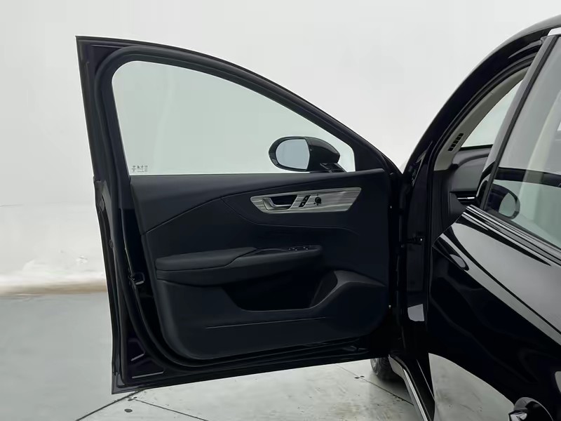 Hongqi Hongqi E-QM5 2025