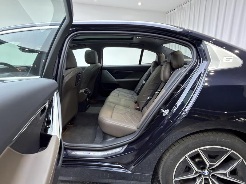BMW BMW i5 2025