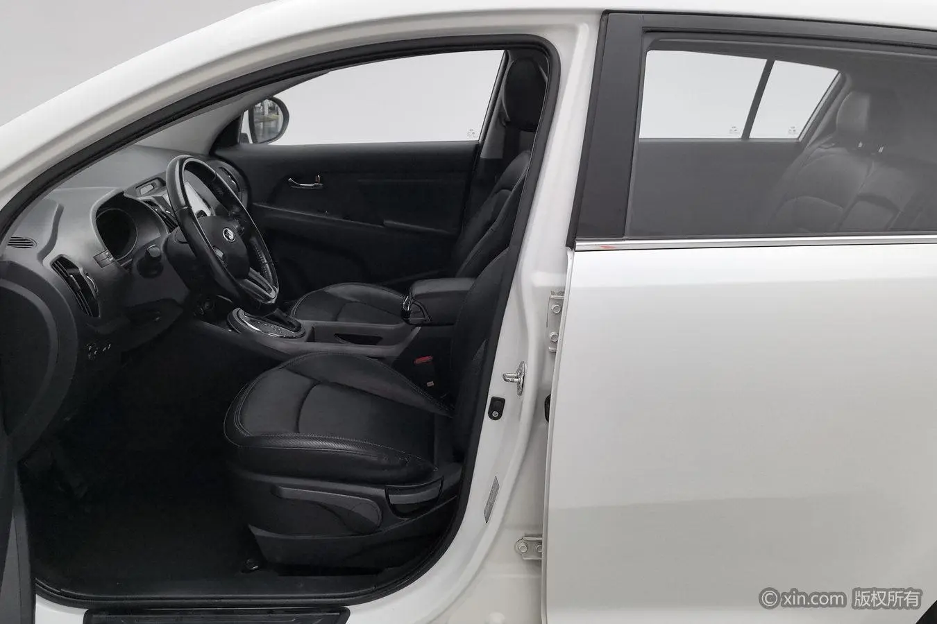 Kia Smart running 2.0L automatic two-wheel drive version DLX
