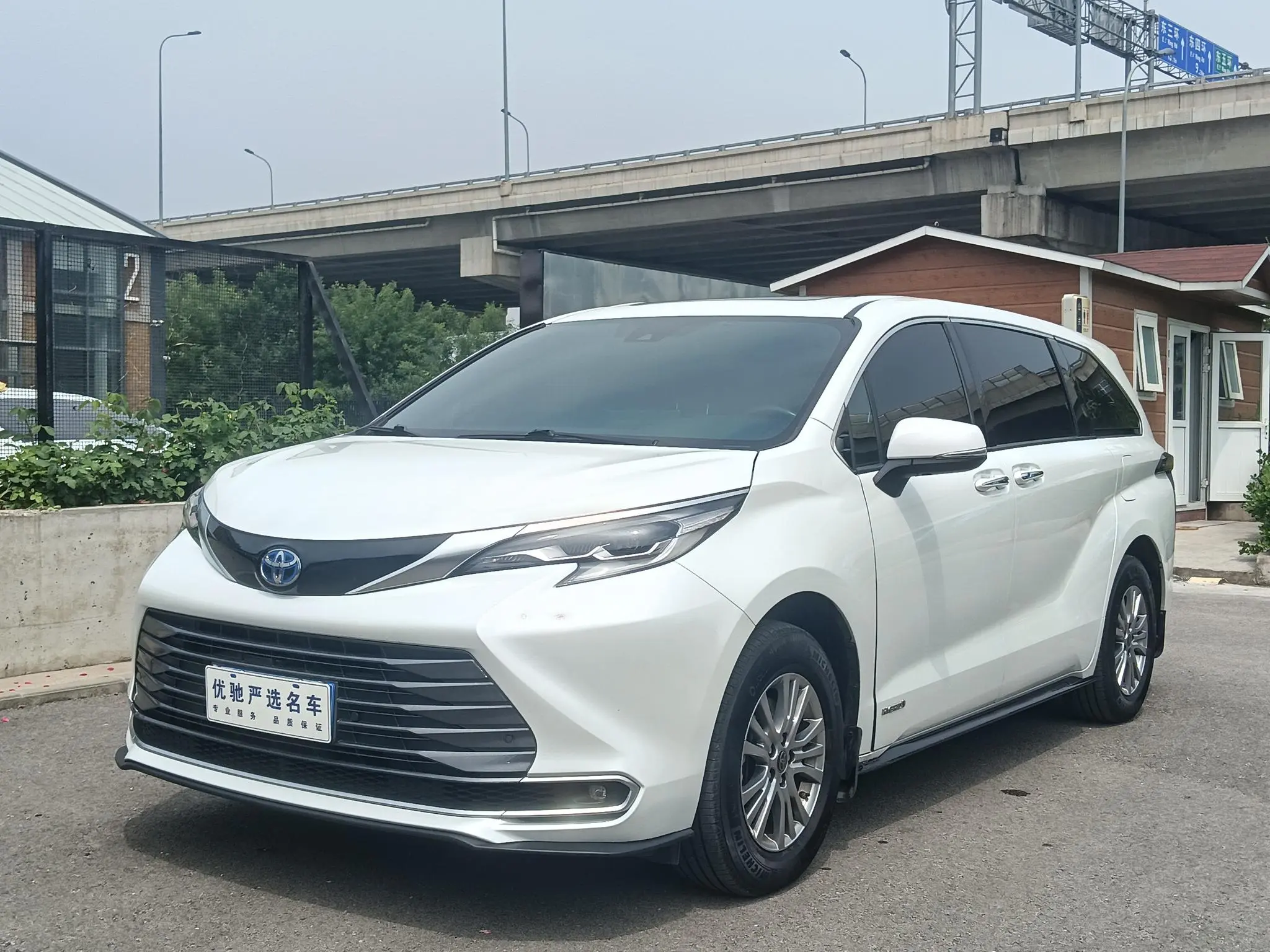 TOYOTA Saina 2.5L Hybrid Premium Edition