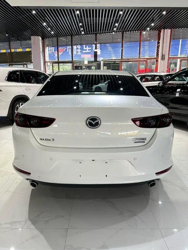 Mazda Mazda 3 Angkesaila 2.0L automatic quality dazzling version
