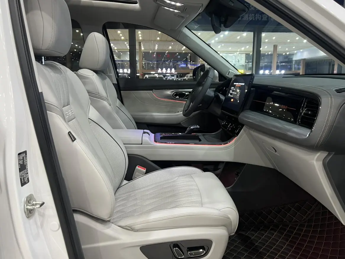 GAC Trumpchi GS8 Dual engine series 2.0TM hybrid four-wheel drive Premium 6-seater