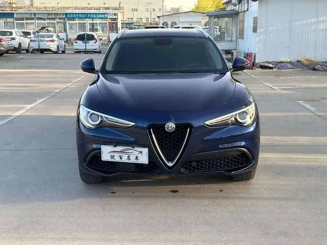 Alfa Romeo Stelvio 2.0T 200HP Deluxe Edition