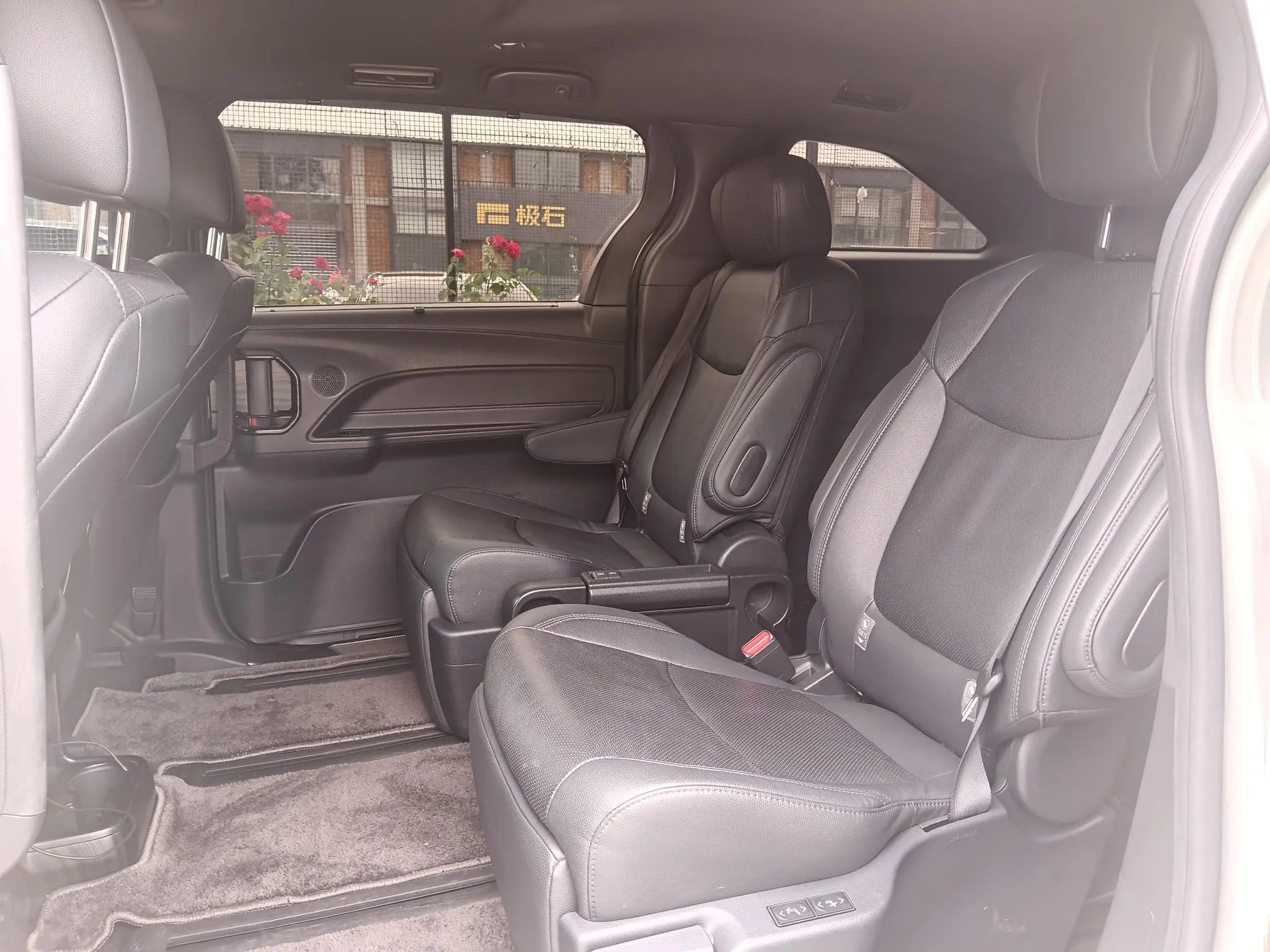 TOYOTA Saina 2.5L Hybrid Premium Edition