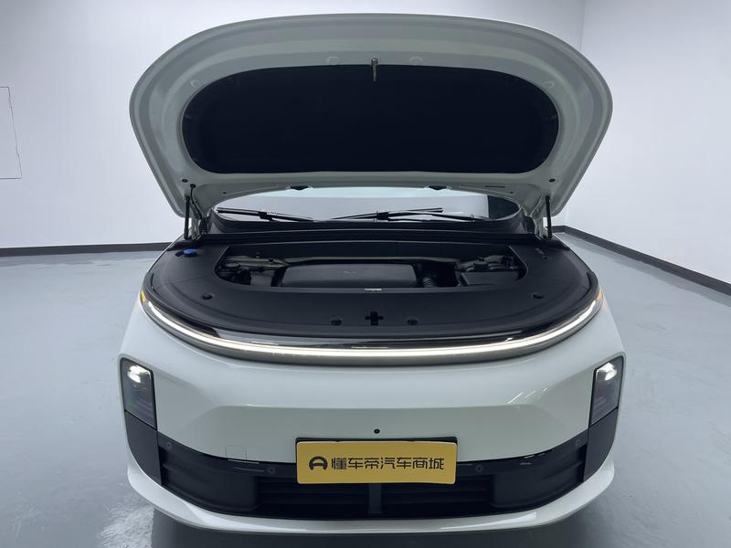 Li Auto Ideal L6 2025