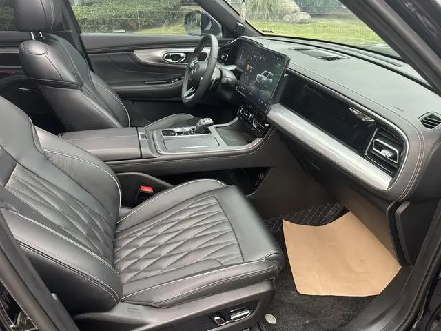 GAC Trumpchi GS8 Pilot Series 2.0 TGDI two-wheel drive Luxury Zhilian Edition 7-seater
