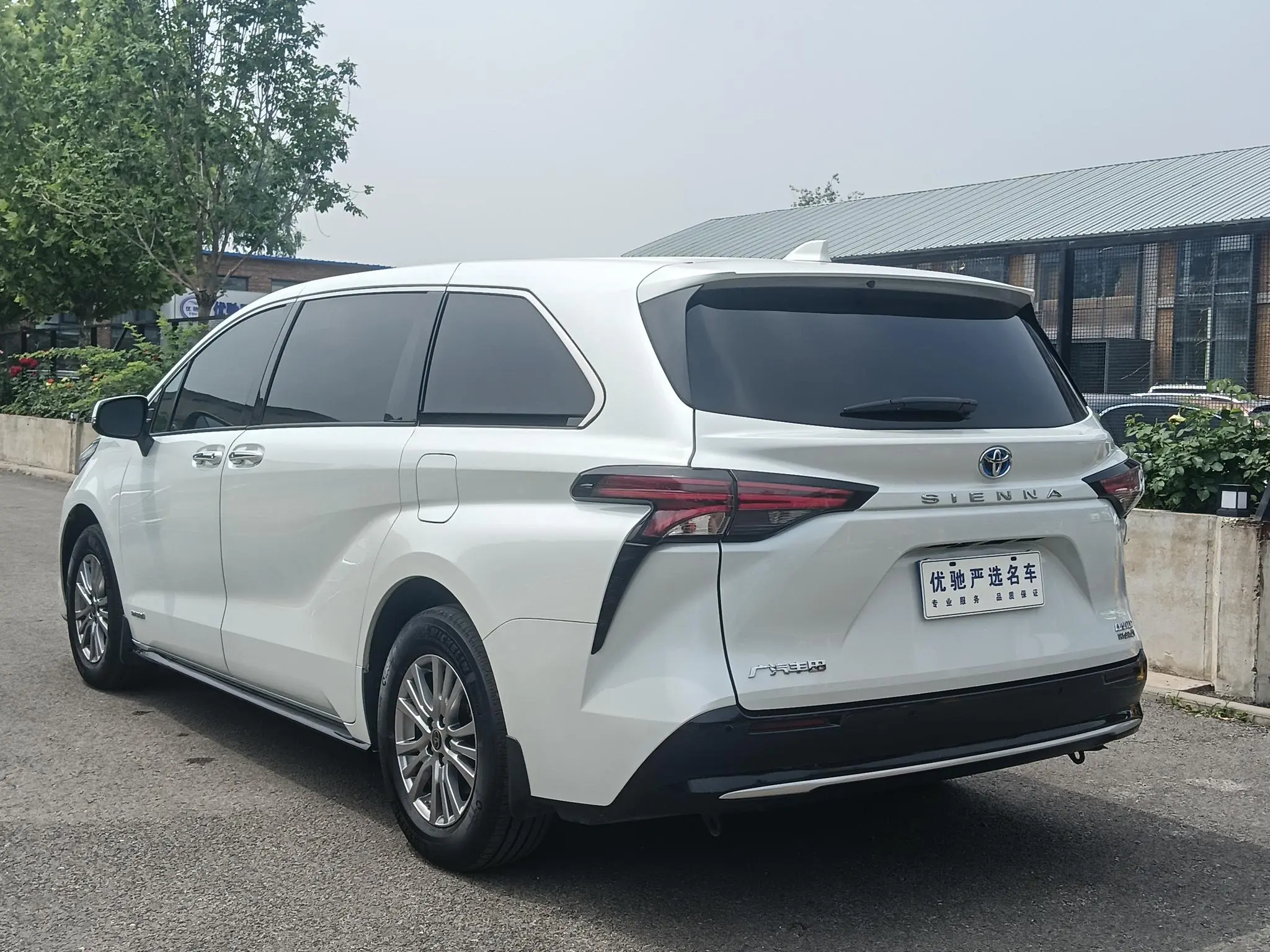 TOYOTA Saina 2.5L Hybrid Premium Edition