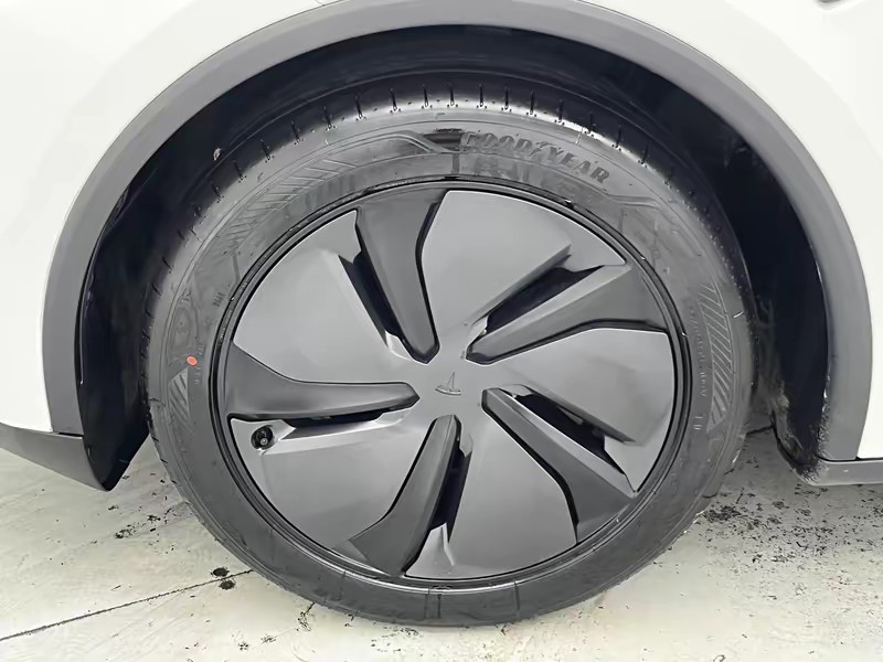 Tesla Model Y 2025