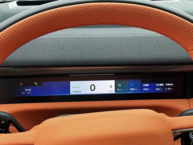 Lynk & Co Lynk&Co 900 2025
