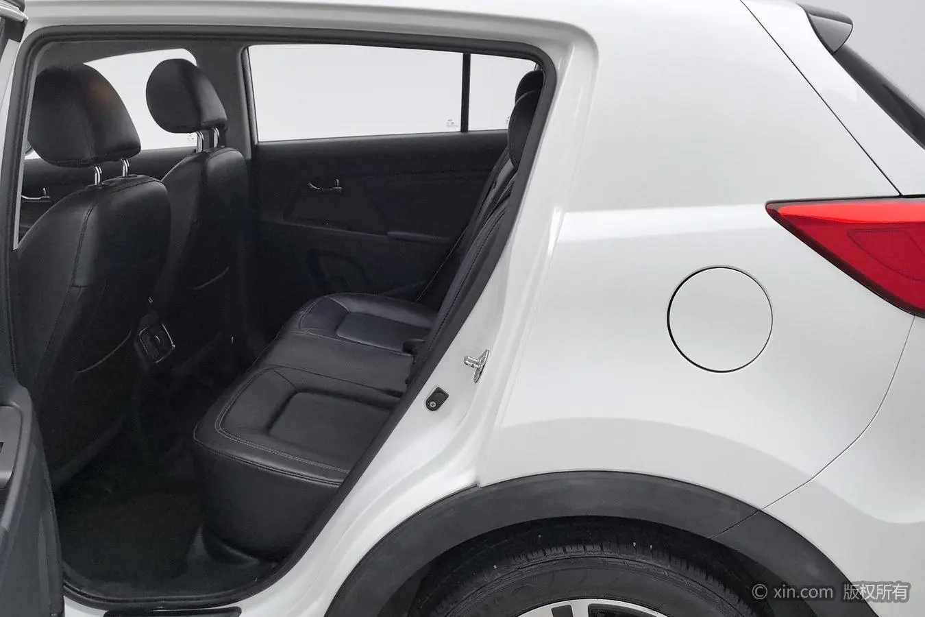 Kia Smart running 2.0L automatic two-wheel drive version DLX