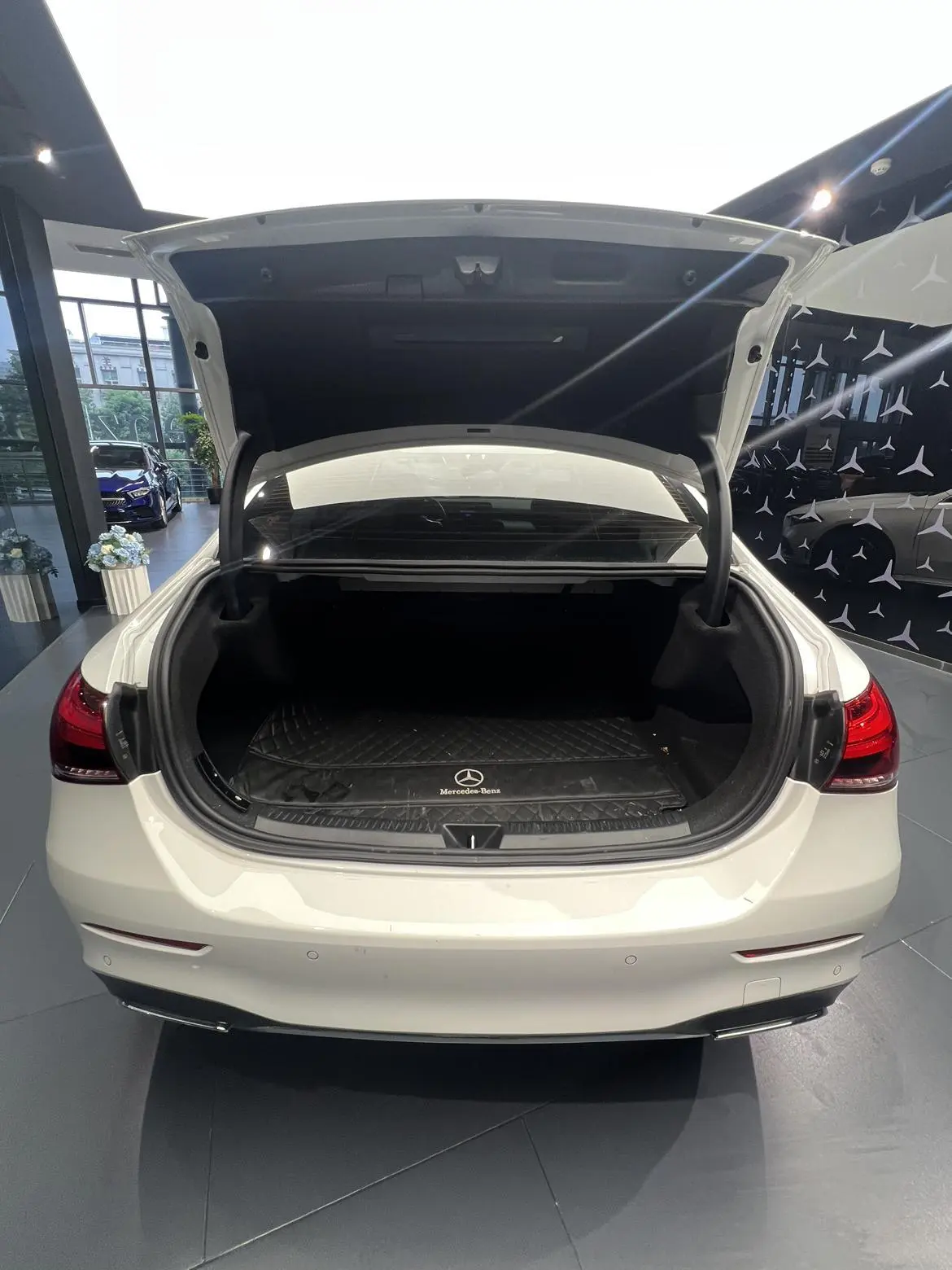 Mercedes-Benz Mercedes-Benz A-class Facelift A 200 L sports sedan dynamic version