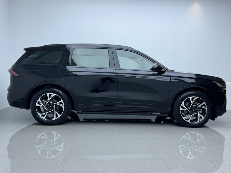 Lincoln Voyager 2023