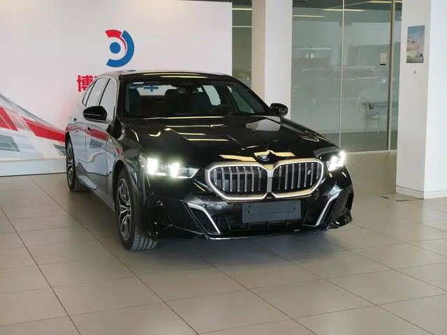 BMW BMW i5 eDrive40L M sports suit