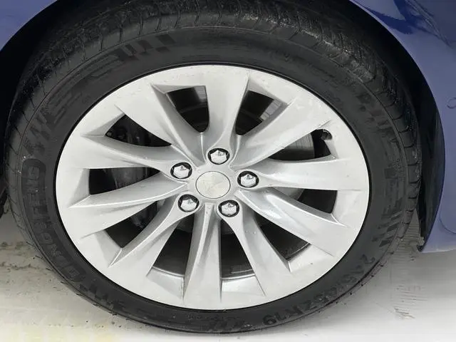 Tesla Model S 75D Standard battery life version