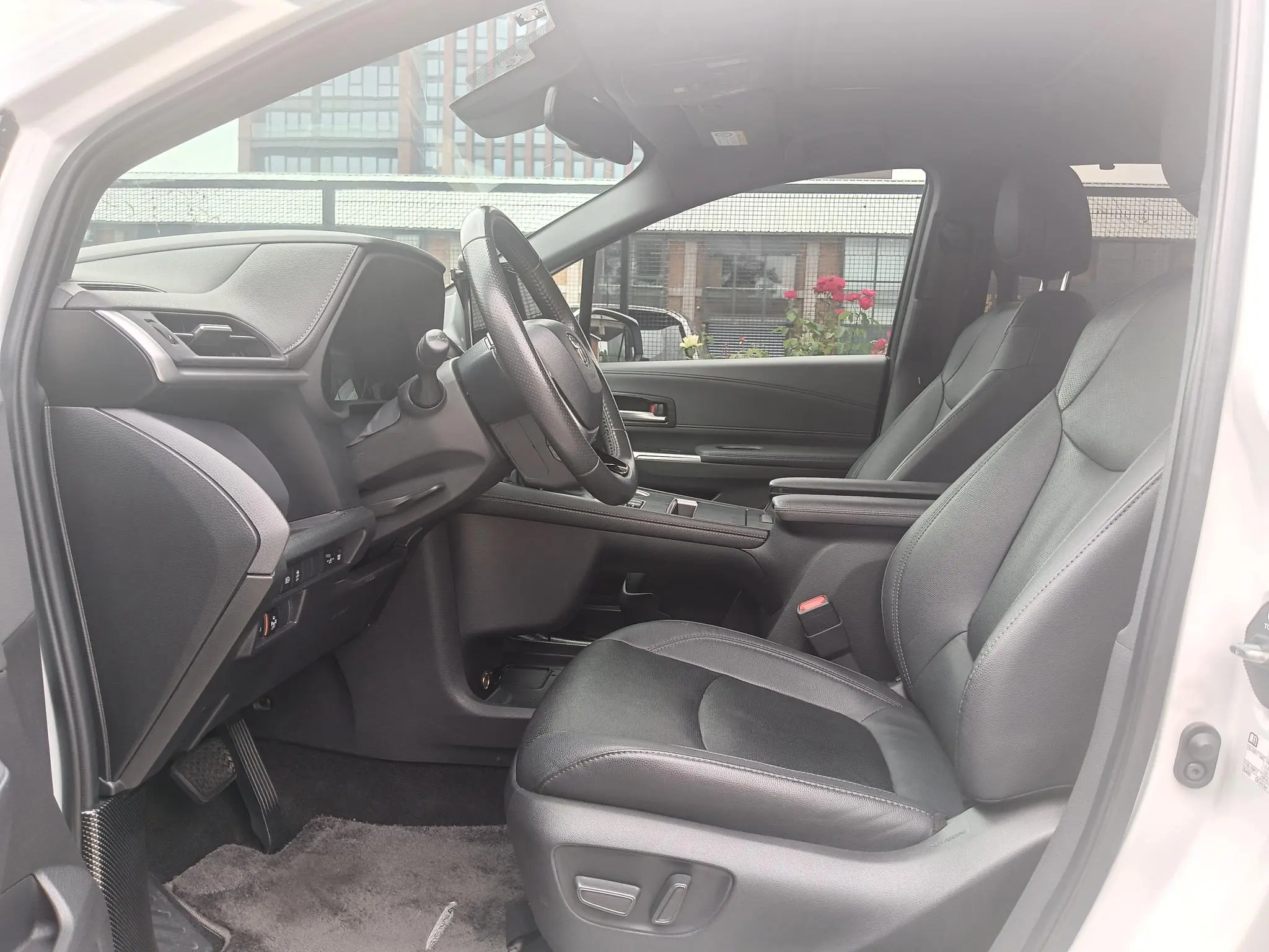 TOYOTA Saina 2.5L Hybrid Premium Edition