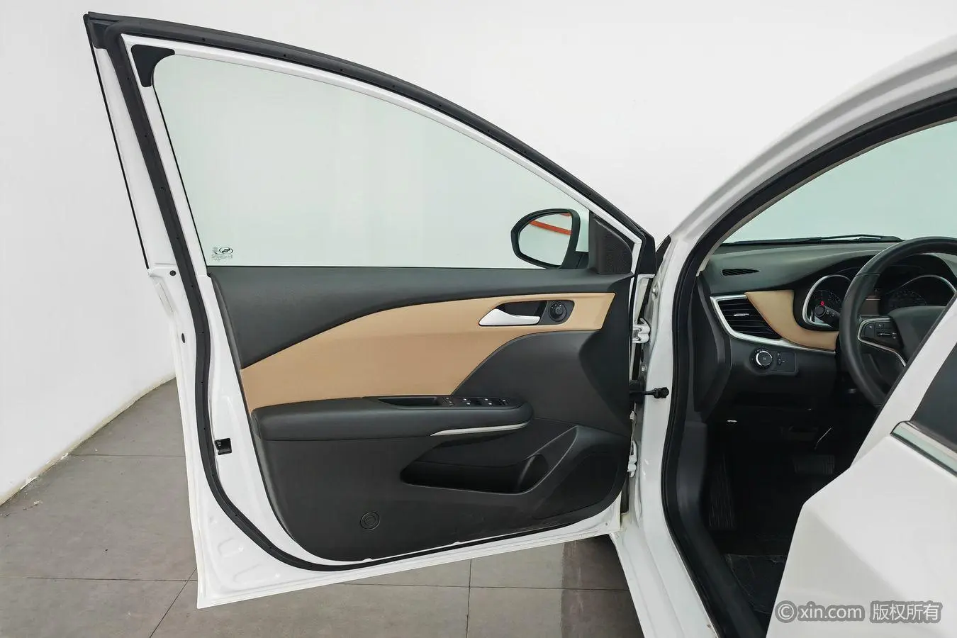 Chevrolet Cruze 320 automatic Enjoy Skylight version