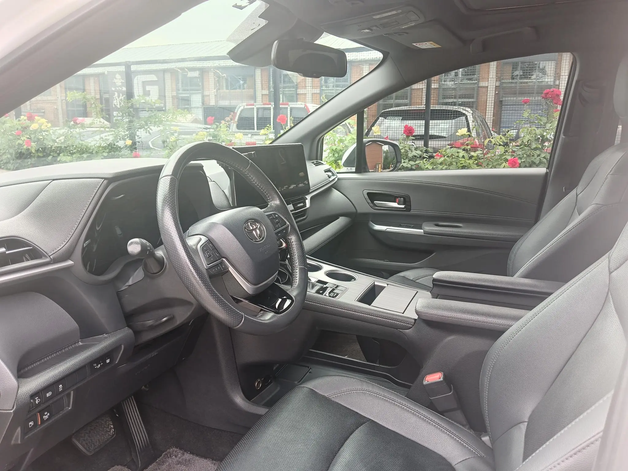 TOYOTA Saina 2.5L Hybrid Premium Edition
