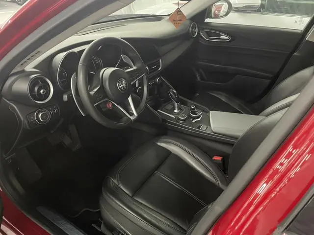 Alfa Romeo Giulia 2.0T 280HP Deluxe Edition
