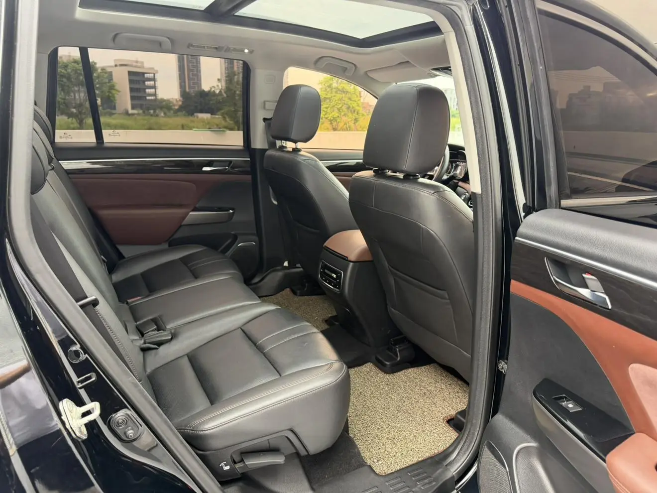 GAC Trumpchi GS8 320T two-wheel drive premium edition 7 seats