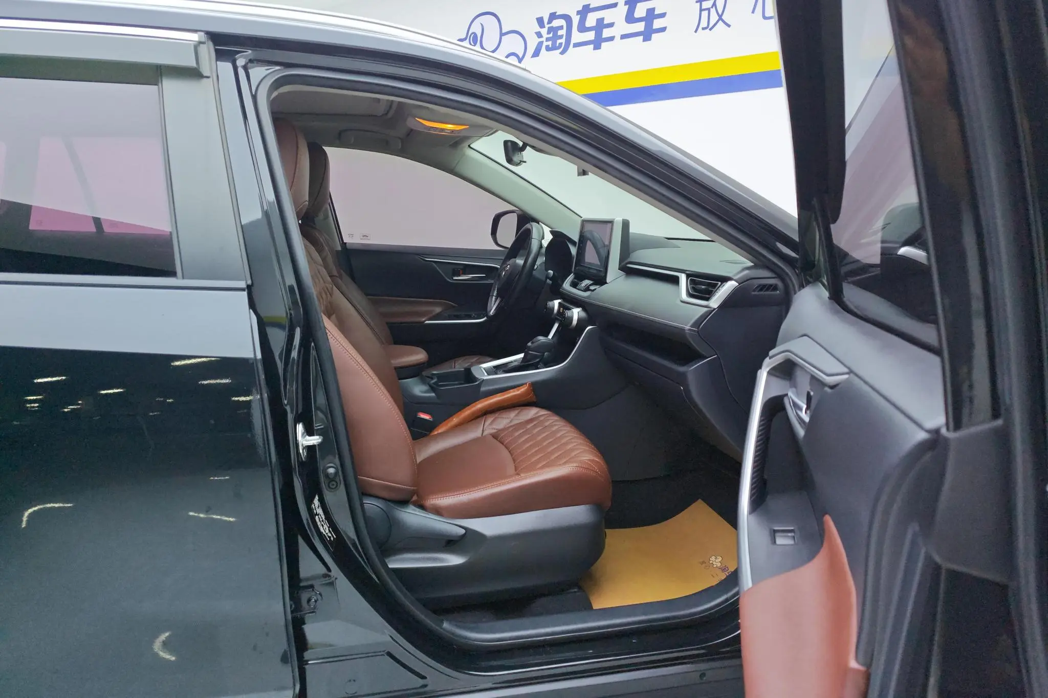 TOYOTA RAV4 Rongfang 2.0L CVT two-wheel drive fashion version