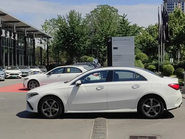 Mercedes-Benz Mercedes-Benz A-class A 200 L sports sedan fashion Version