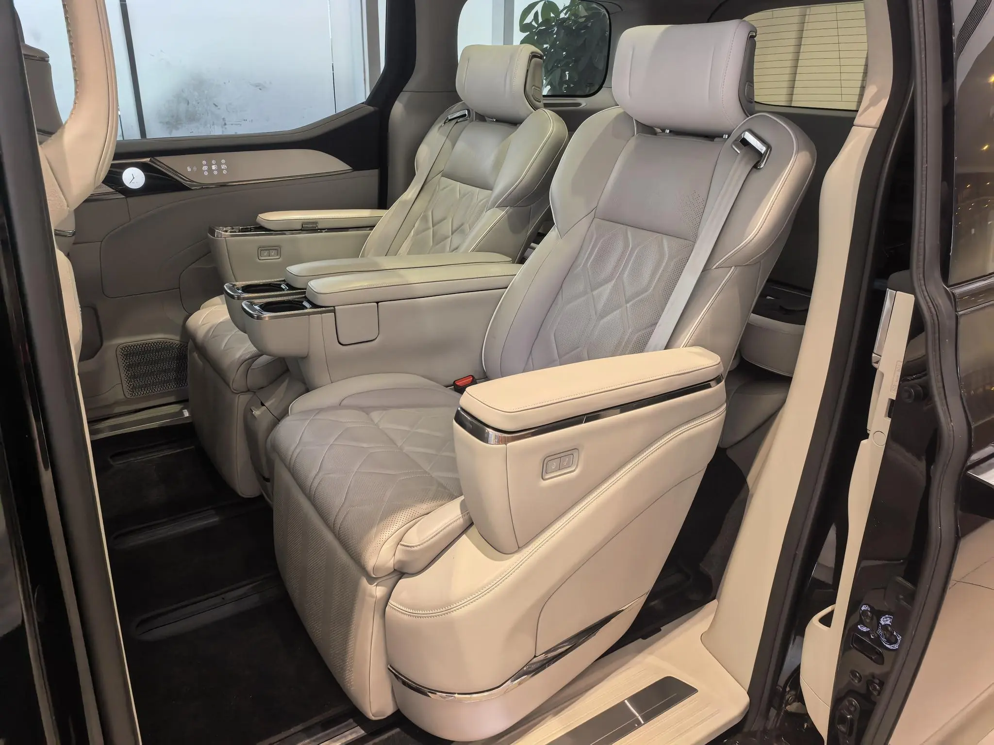 Volvo Volvo EM90 Ultra six seats