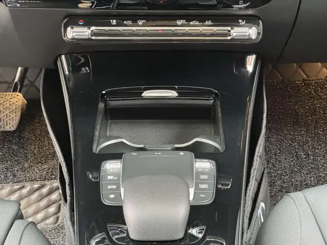 Mercedes-Benz Mercedes-Benz A-class Facelift A 200 L sports sedan dynamic version