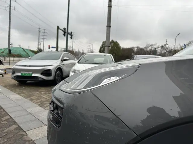 LYNK & CO Lynk & Co. 06 EM-P PHEV Remix Shero