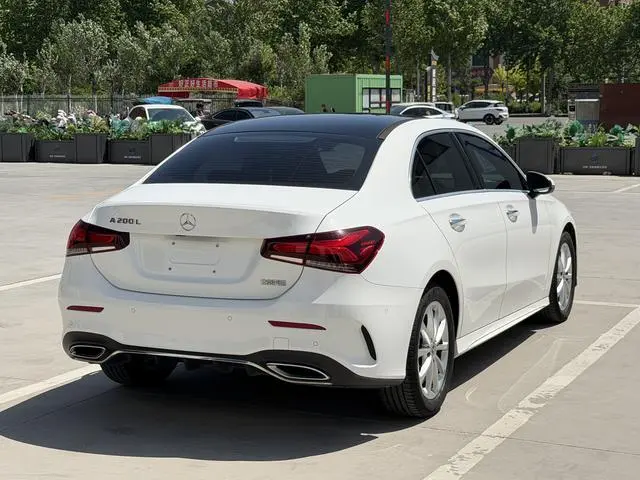 Mercedes-Benz Mercedes-Benz A-class Facelift A 200 L sports sedan