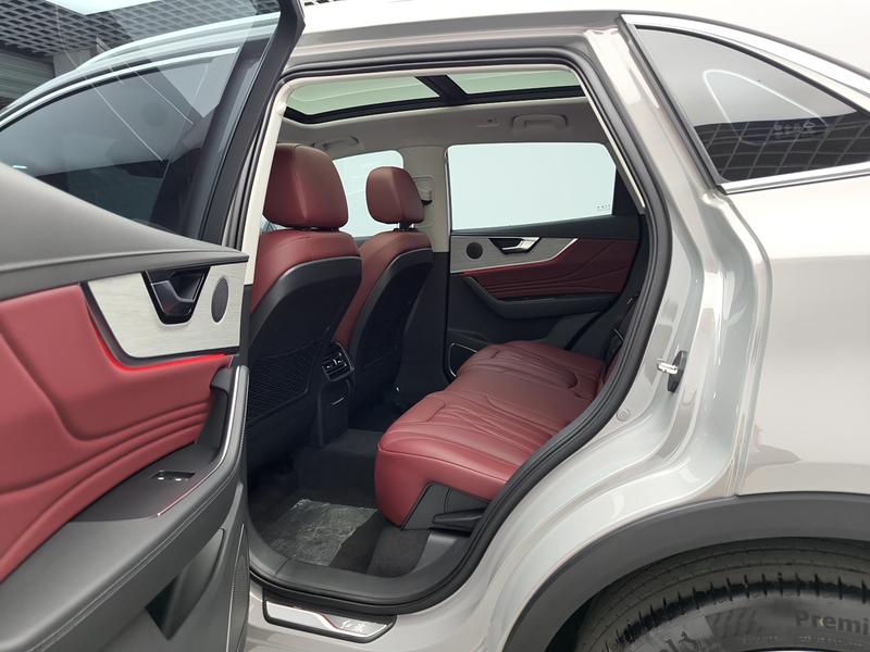 Hongqi Red Flag HS5 2025