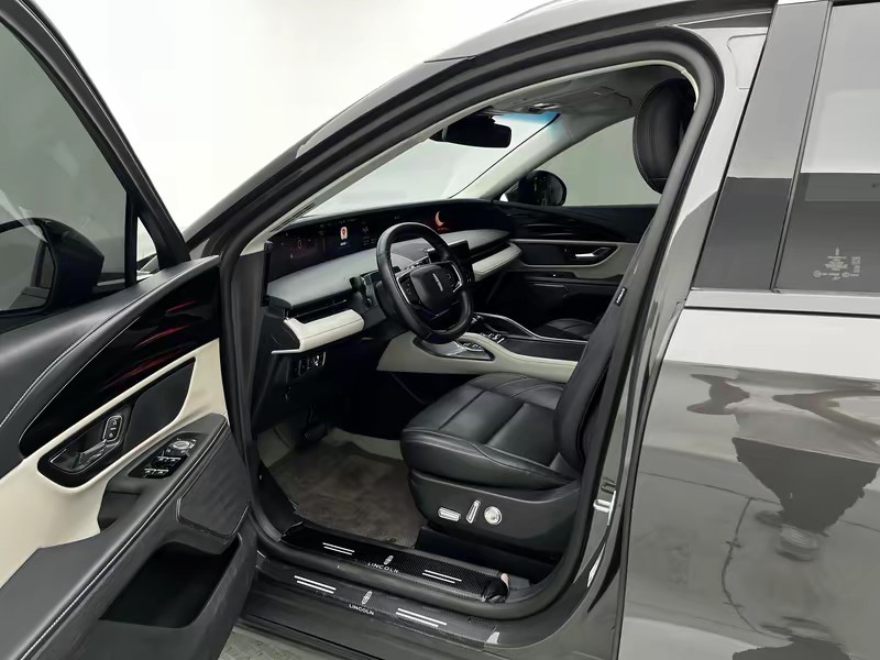 Lincoln Voyager 2023