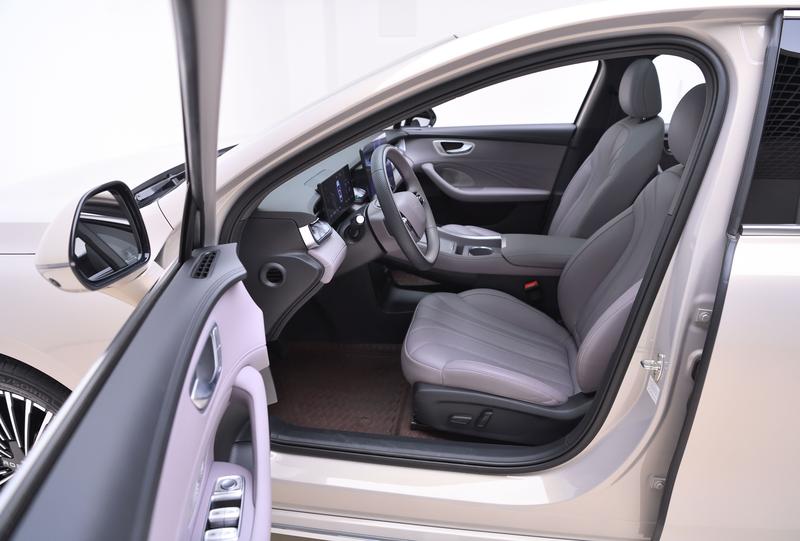 Roewe Roewe M7 DMH 2025