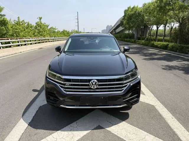 Volkswagen Touareg 3.0 TSI Sharp Front Version Country V