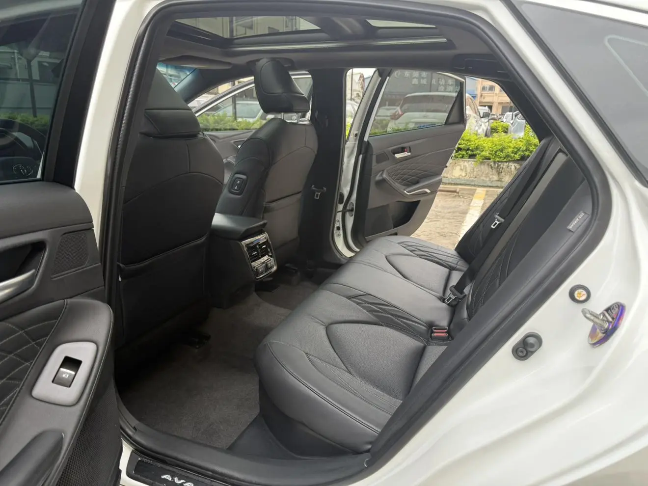 TOYOTA Asian dragon Smart Electric Hybrid Dual Engine 2.5L E-CVT XLE Premium Edition