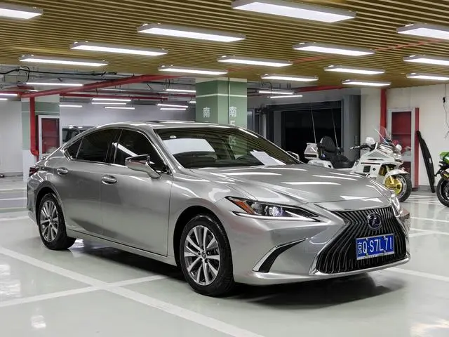 Lexus Lexus ES 300h Excellent Edition Country VI