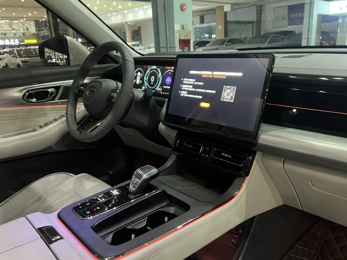GAC Trumpchi GS8 Dual engine series 2.0TM hybrid four-wheel drive Premium 6-seater