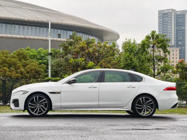 Jaguar Jaguar XFL 2.0T P300 four-wheel drive flagship sports gilt edition
