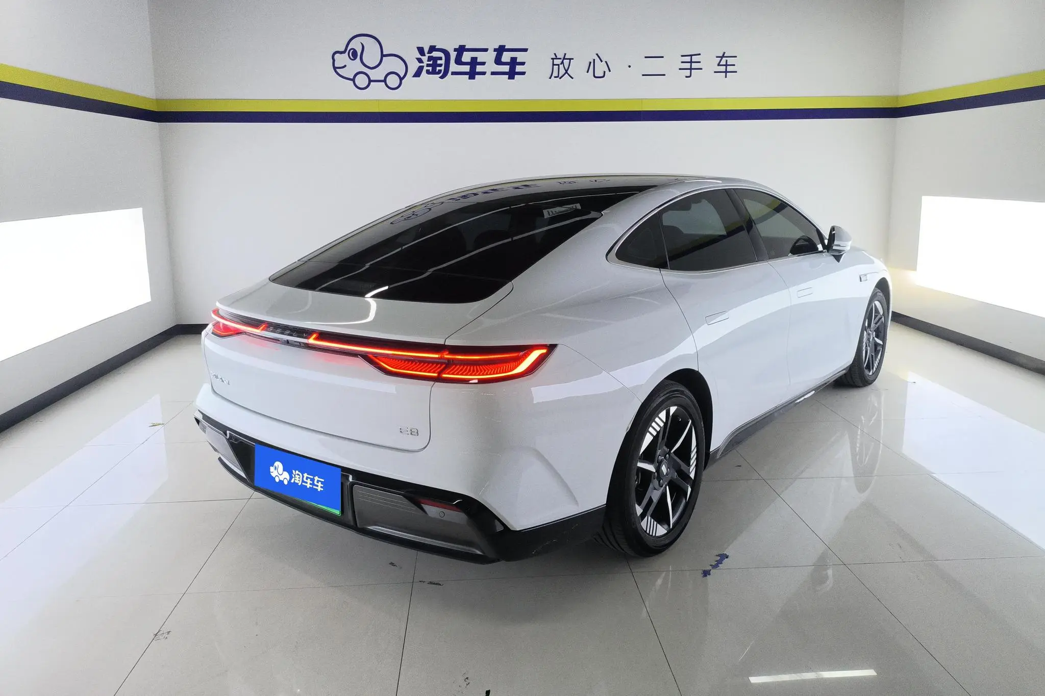 Geely Galaxy Galaxy E8 550km two-wheel drive Longteng version