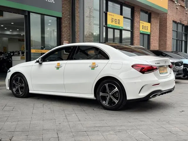 Mercedes-Benz Mercedes-Benz A-class Facelift A 200 L sports sedan dynamic version
