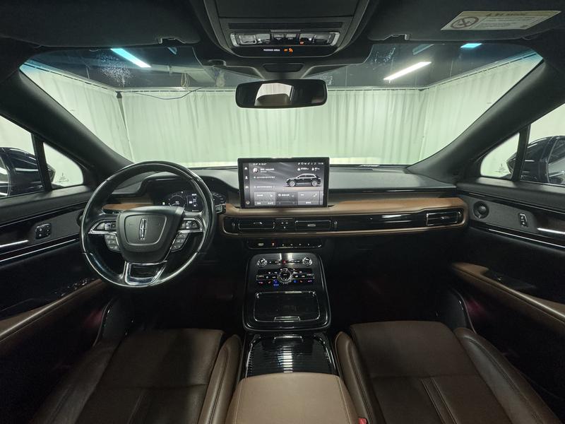 Lincoln Voyager 2021