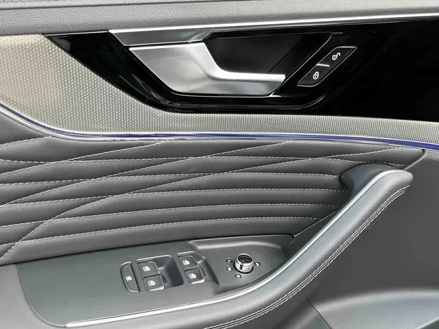 Hongqi Hongqi HS5 2.0T Zhilian flag collar four-wheel drive version